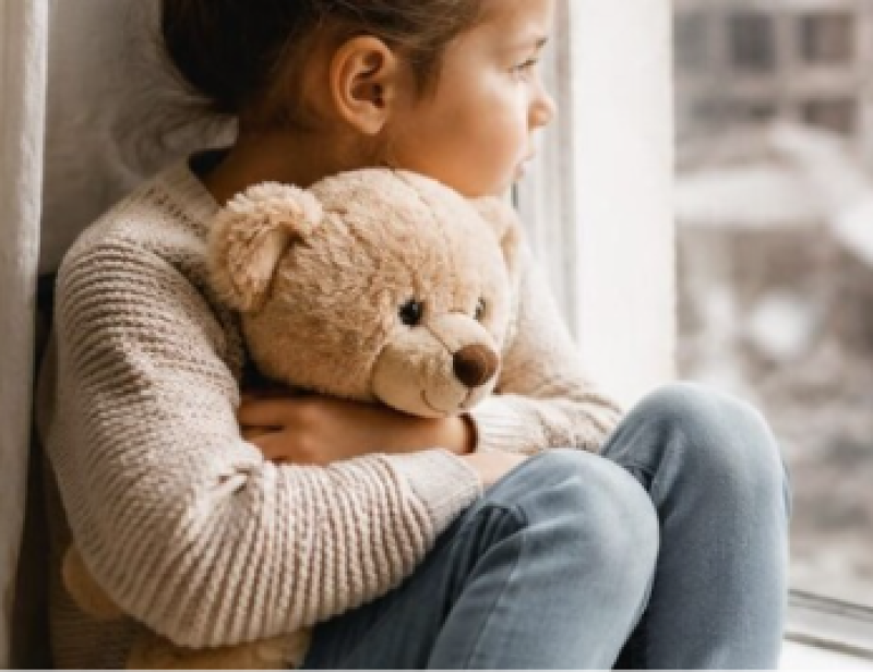 Kind met knuffelbeer - steun getraumatiseerde kinderen